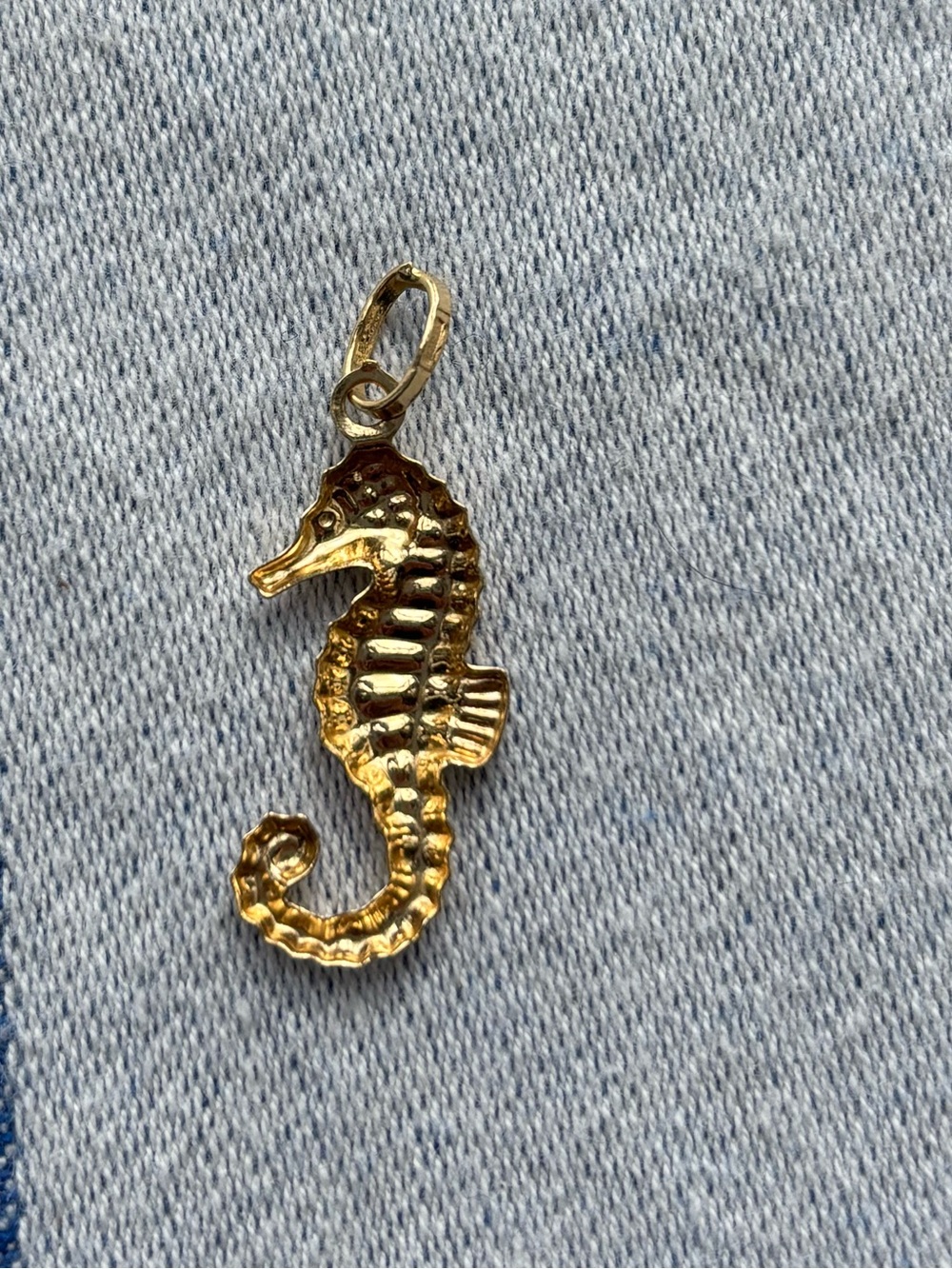 18k gold seahorse pendant - like new! - Picture 6 of 7